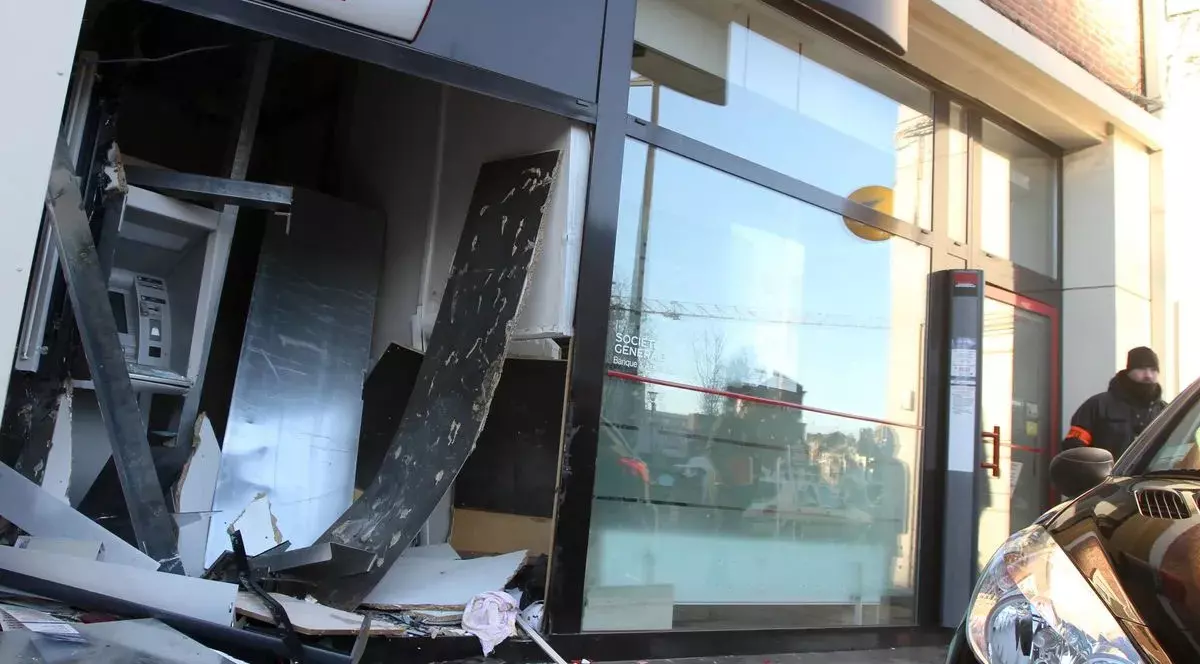 Doi tâlhari dintr-o bandă de români care au aruncat în aer opt bancomate în Franța, prinși în Belgia