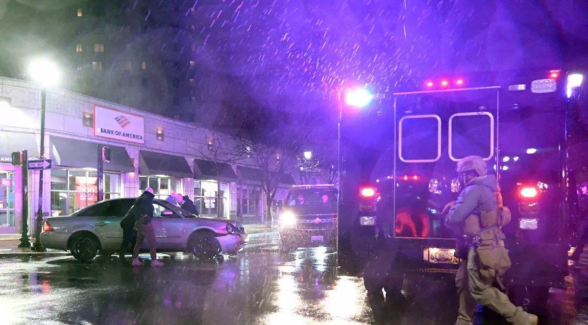 O mașină a intrat într-un SUV din dispozitivul de securitate al lui Joe Biden, când președintele american ieșise dintr-un sediu de campanie