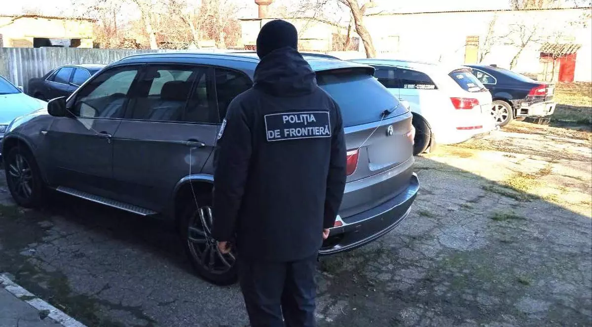 Un moldovean a tranzitat România cu un BMW X5 căutat de Interpol de 14 ani, dar a rămas fără el imediat după ce a trecut Prutul