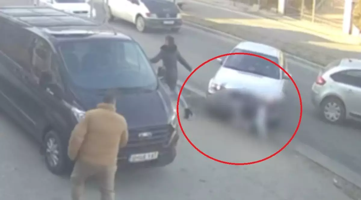 Incident șocant în Slatina. Bărbat lovit intenţionat cu maşina şi târât câțiva metri pe trotuar după o şicanare în trafic. VIDEO