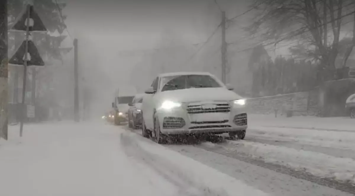 Trafic rutier în condiţii de iarnă pe Valea Prahovei. Ninge viscolit și drumul e acoperit cu zăpadă între Sinaia şi Predeal