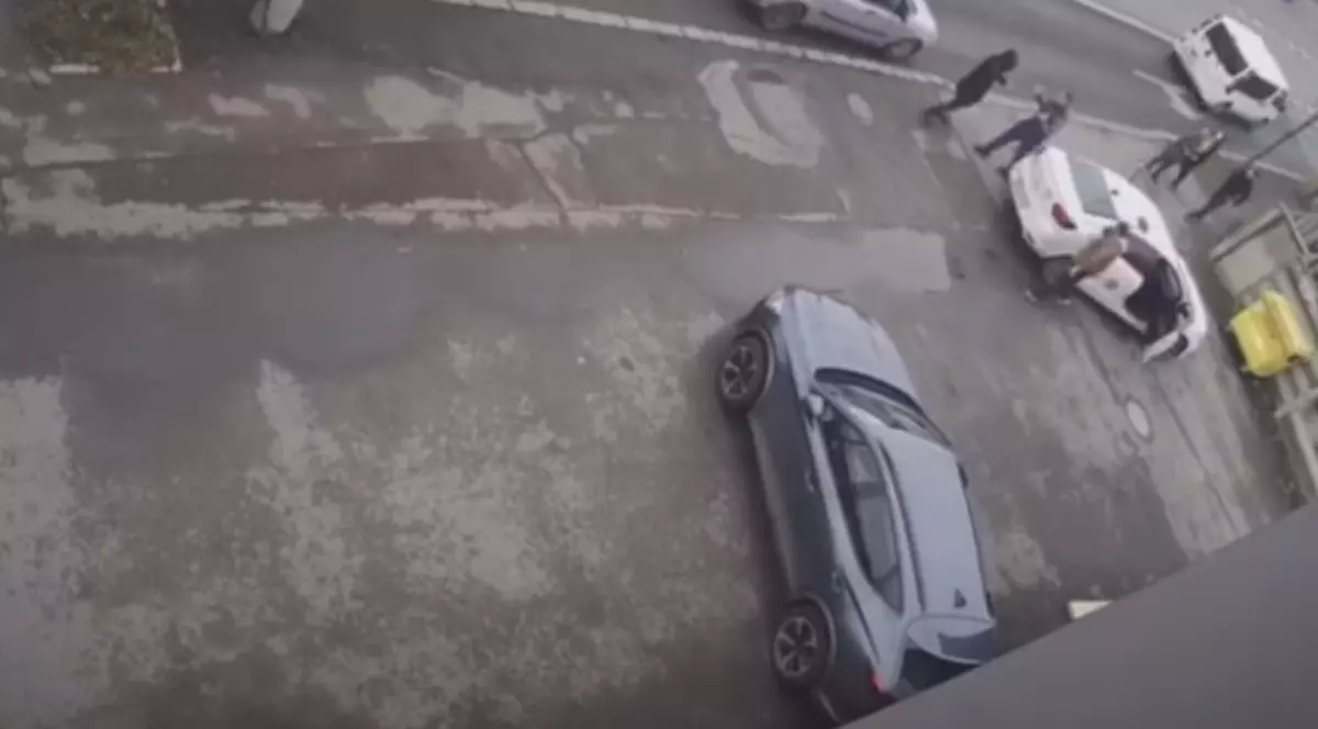 VIDEO. Două fete au fost atacate din senin pe stradă, în Cluj-Napoca. Mai mulţi bărbaţi le-au sărit în ajutor. Reacţia uneia dintre fete: „Ați dat dovadă de omenie!"