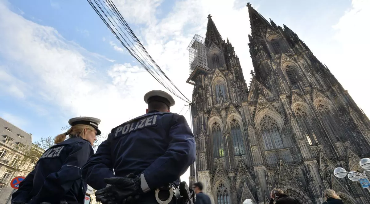 Alertă în orașe europene din cauza unor suspiciuni de atentate teroriste. Percheziții în Koln, arestări în Austria și Germania