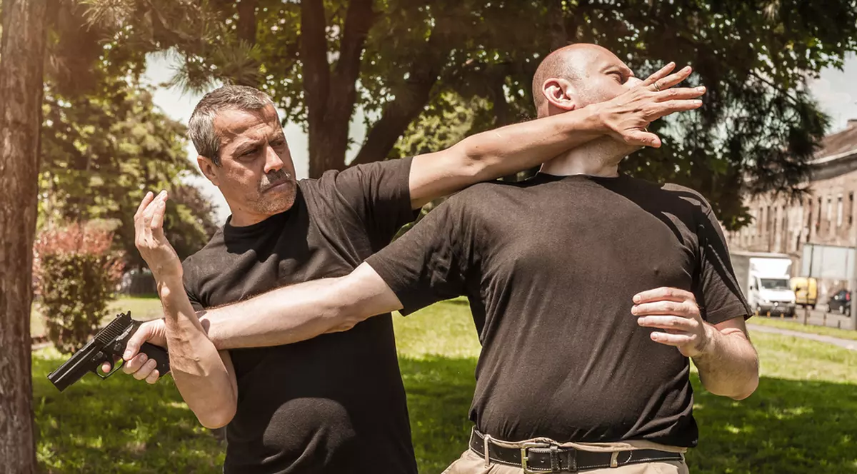 Krav Maga – cea mai eficientă artă marțială din lume și tehnica de luptă a Israelului - Imagine cu o demonstraţie de Krav Maga efectuată de doi bărbaţi.