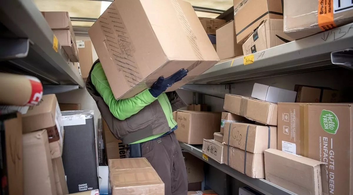 Mai mulți nemți au rămas fără cadouri de Crăciun, după ce un curier român a furat bunuri 5.000 de euro