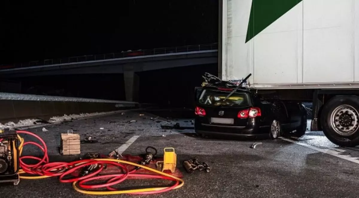 Doi români au murit striviți sub un camion, pe o șosea acoperită de polei din Germania