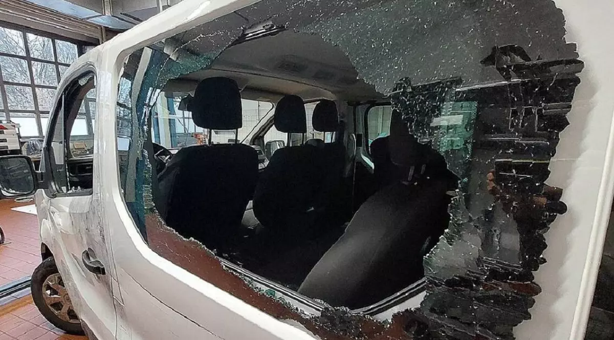 O polițistă și un polițist au tras cu pușca de asalt și pistolul în mașina condusă de un român, în Austria. Doi oameni din vehicul, loviți de gloanțe