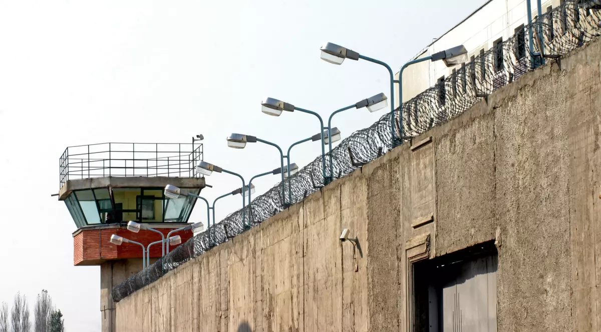 Percheziţii într-un dosar de trafic de droguri la penitenciarele Rahova şi Giurgiu. Drogurile, aruncate de rudele deținuților peste gard