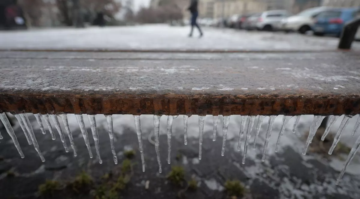 Cod galben de vânt, burniță și depuneri de polei în mai multe județe din țară