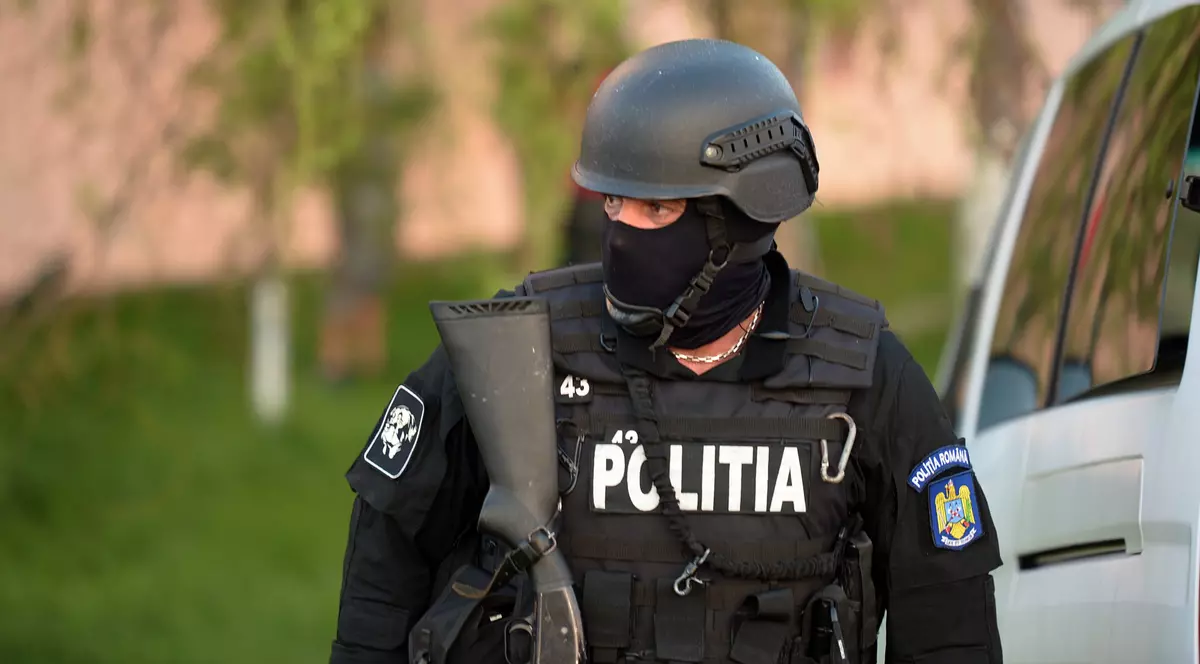 Jaf la un magazin din București. Un tânăr înarmat cu un cuțit a amenințat vânzătoarea și a furat bani și țigări