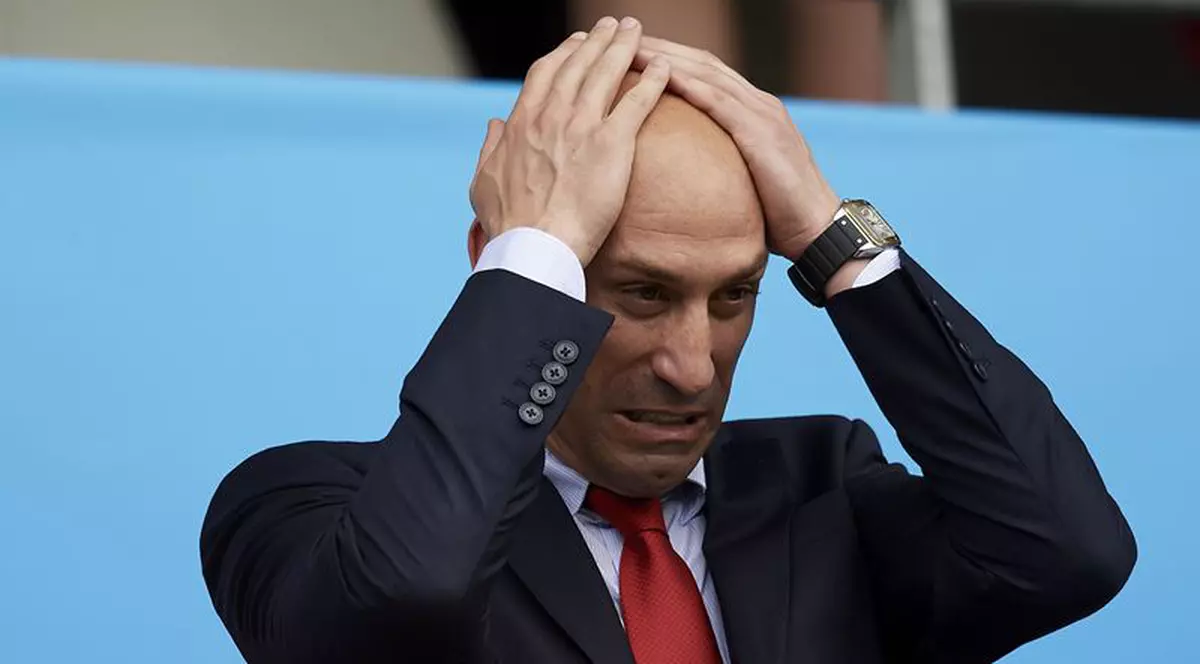 Fostul președinte al federației spaniole de fotbal, acuzat că a sărutat cu forța o jucătoare engleză și a mângâiat fața alteia, după finala CM