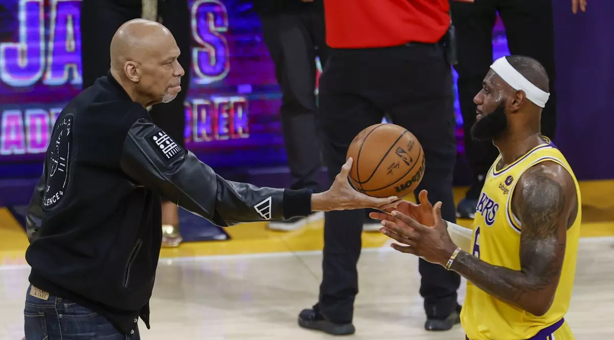 Legendarul baschetbalist american Kareem Abdul-Jabbar și-a fracturat șoldul și va fi operat, după ce a căzut în timpul unui concert la Los Angeles