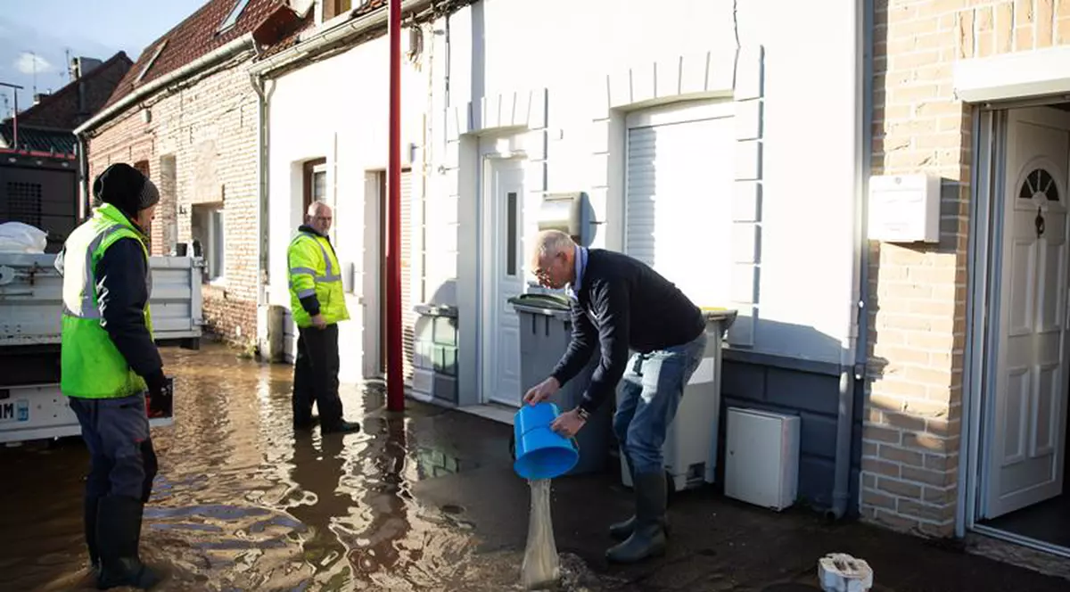 MAE, atenționare de călătorie pentru românii care merg în Franța. Cod portocaliu de ploi și inundații