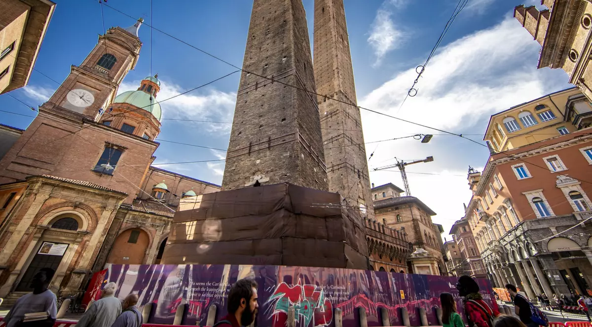 Restaurarea turnului înclinat din Bologna va costa 20 de milioane de euro și va dura 10 ani, anunță primarul