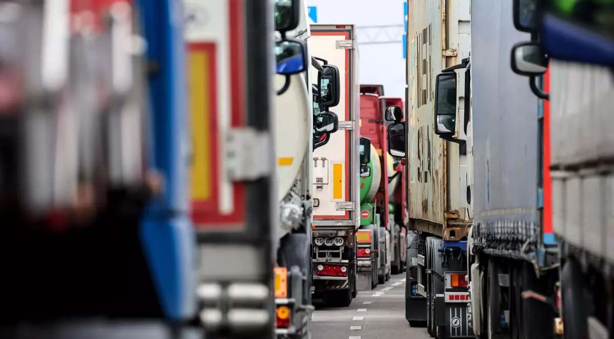Primele camioane ucrainene au început să intre în Polonia, după ce fermierii polonezi au pus capăt blocadei de la una dintre vămi