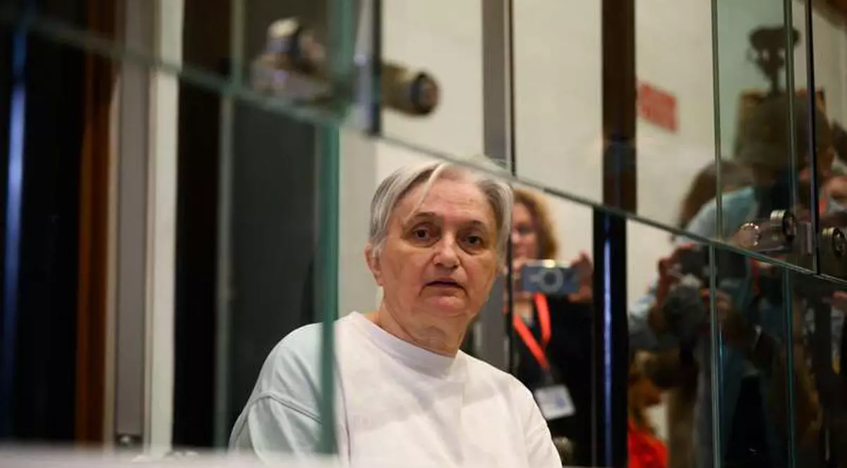 Soția unui criminal în serie, condamnată la închisoare pe viață în Franța după ce și-a ajutat bărbatul să ucidă două tinere și să răpească o fetiță