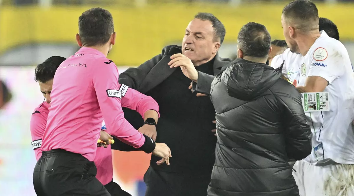 Bașkanul de la Ankaragücü, după ce a agresat arbitrul de la meciul cu Rizespor: „Am vrut doar să-l scuip în față”. Fotbalul turc, suspendat