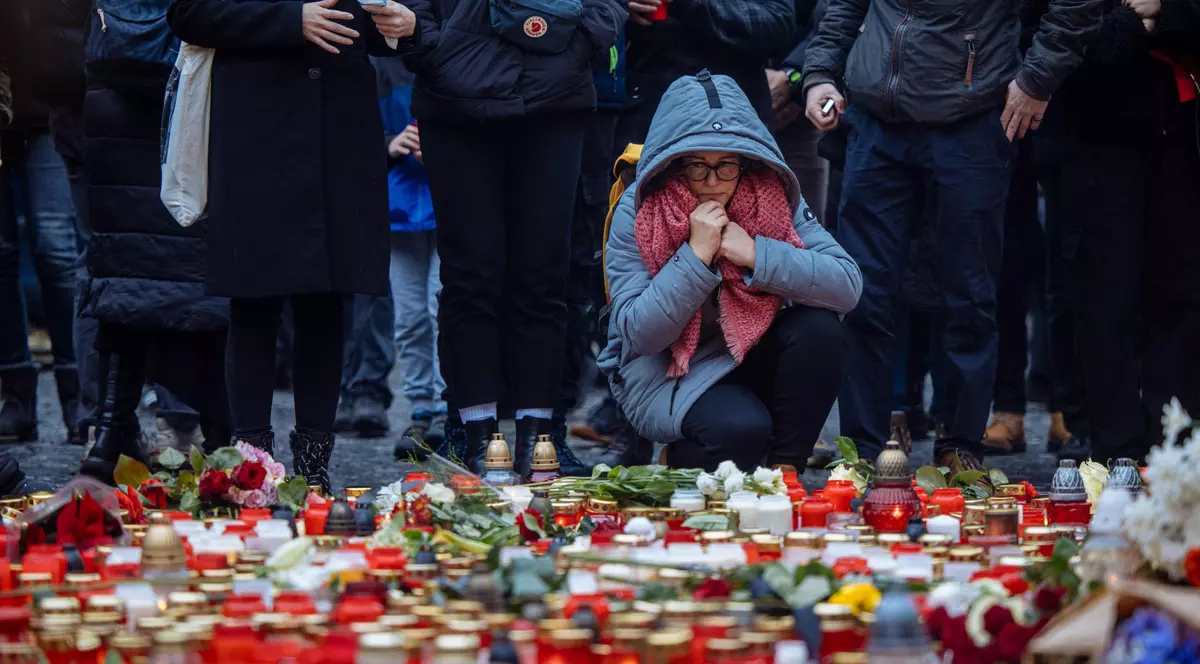 „Am blocat ușa și le-am scris celor dragi. Când crezi că e sfârșitul, încerci să spui tot ce poți”. Mărturiile supraviețuitorilor atacului din Praga