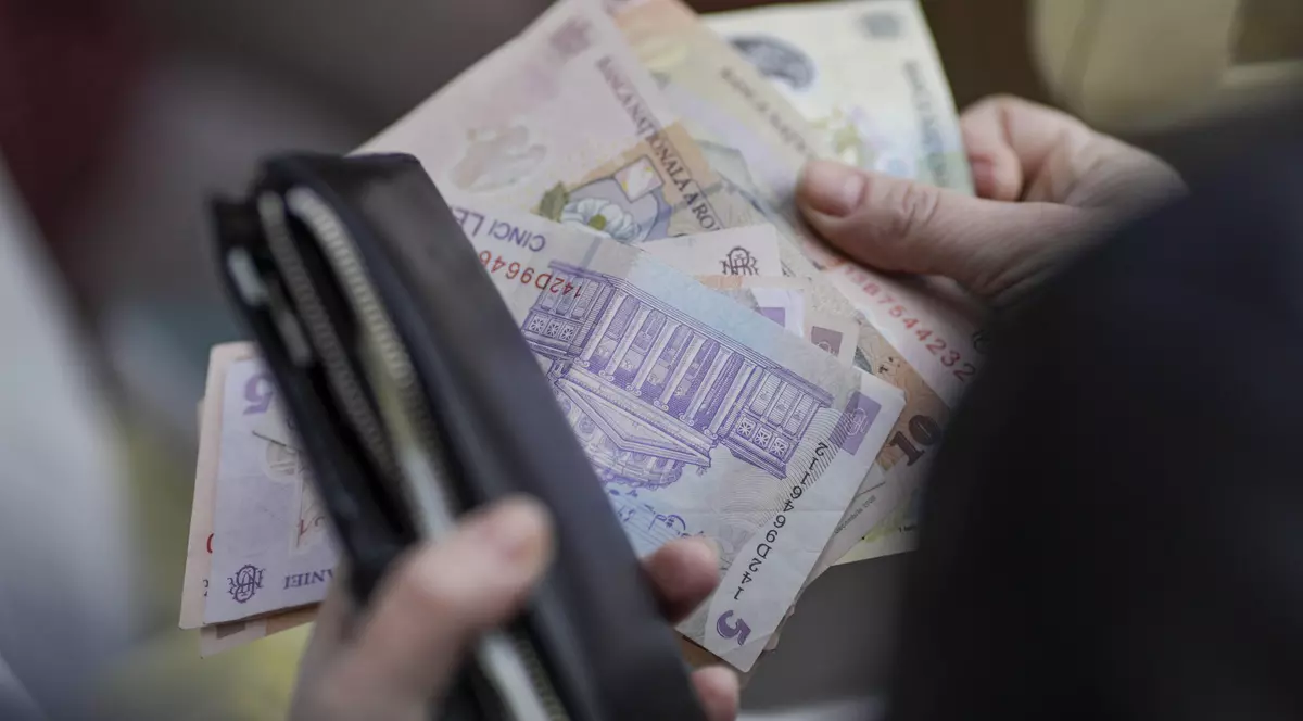 Ce schimbari sunt de la 1 ianuarie 2024. Cine primește bani în plus, ce taxe cresc și ce va costa mai scump 