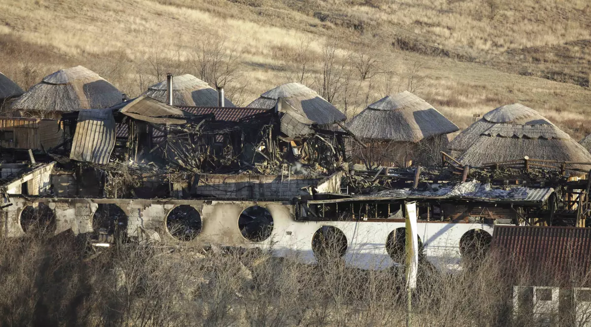 UPDATE | Incendiu la Ferma Dacilor: a fost recuperată a șaptea victimă - un copil. O altă persoană, încă dispărută. Pensiunea nu avea nici autorizație de construire