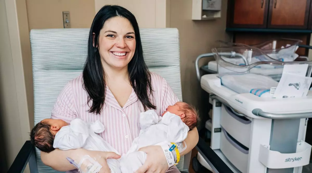 O femeie cu uter dublu a născut două fetițe la o distanță de peste zece ore. „Au fost doi bebeluși în aceeași burtă, dar au avut apartamente diferite”