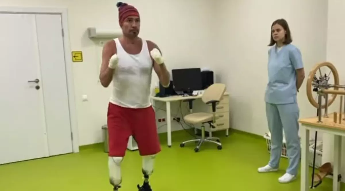 Cu picioarele amputate, fostul campion olimpic Roman Kostomarov a revenit pe gheață: „Învăț din nou să patinez” | VIDEO