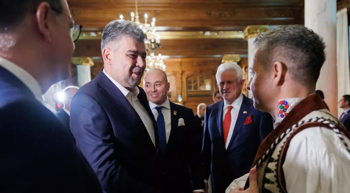 Premierul Marcel Ciolacu si ambasadorul Romaniei in SUA, Andrei Muraru (plan depărtat). Foto: Guvernul Romaniei
