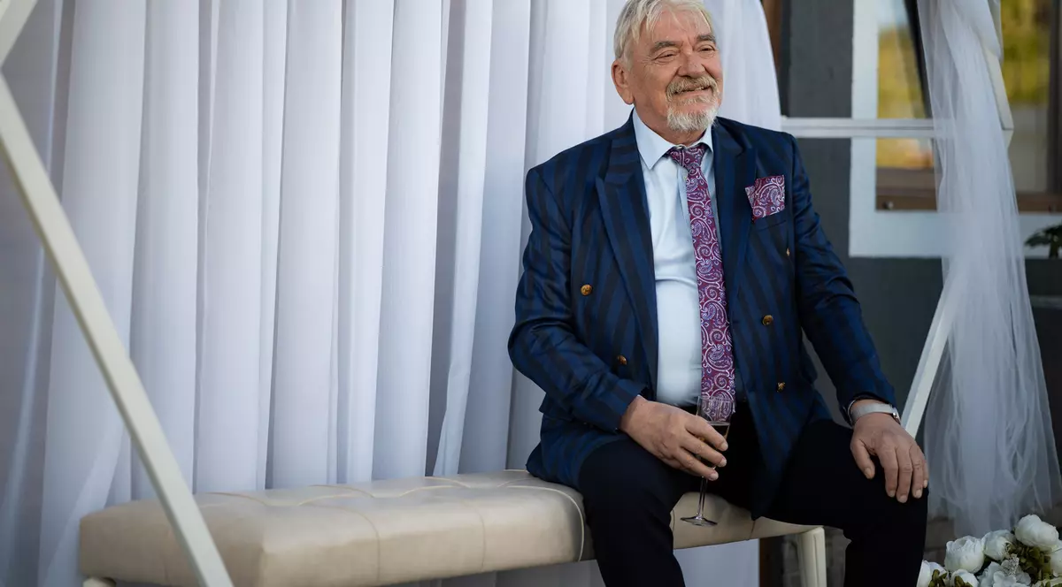 Cine este Mihai Dinvale, actorul care se alătură distribuției comediei „Lasă-mă, îmi place! Camera 609”