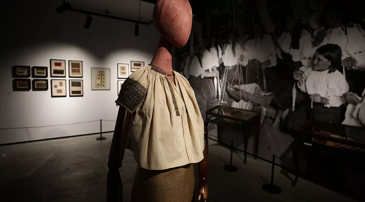 Cea mai veche ie din România, expusă la Art Safari. Cămaşa tradiţională are peste 200 de ani. FOTO
