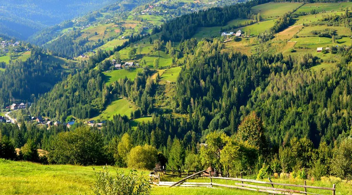 Munții Apuseni – poziționare, suprafață, curiozități - Imagine cu un peisaj din Munţii Apuseni.