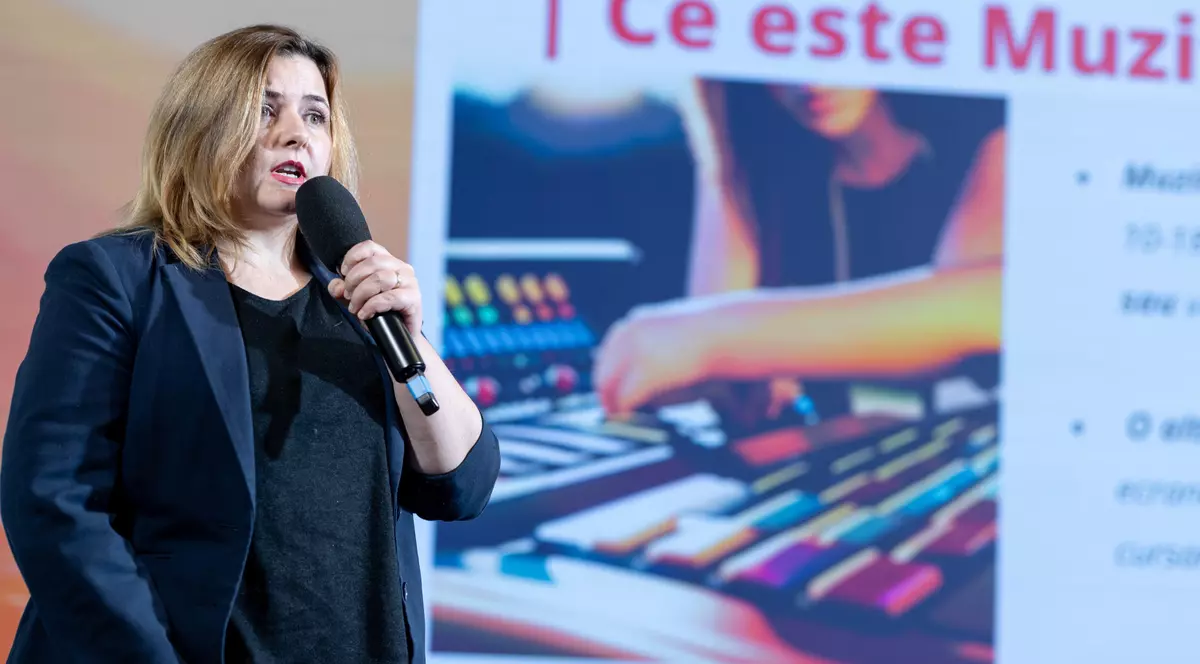 O profesoară din Iași a gândit un curs care te învață să compui muzică în opt luni. „Ne creștem generația de mâine”