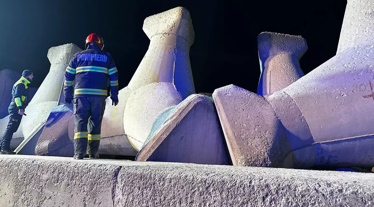 Un pescar prins între stabilopozii digului de la Cazinoul din Constanța a fost salvat de pompieri
