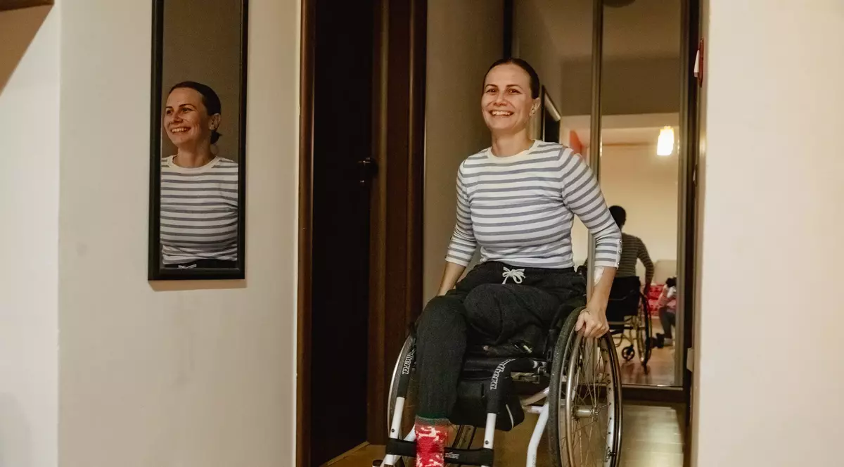 REPORTAJ. De Crăciun, lecția de speranță a unei tinere care și-a reconstruit viața după ce și-a pierdut un picior, la 19 ani. „Te gândești că poate n-o să ai vreodată un iubit, că n-o să poți merge la mare. Ba poți!”