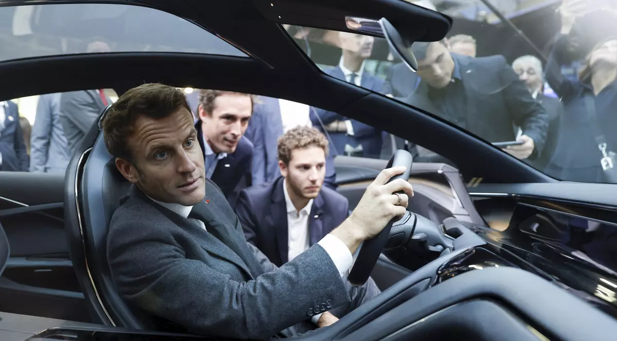 Macron a lansat programul prin care francezii vor putea închiria o mașină electrică cu 100 de euro pe lună. Ce condiții trebuie să îndeplinească