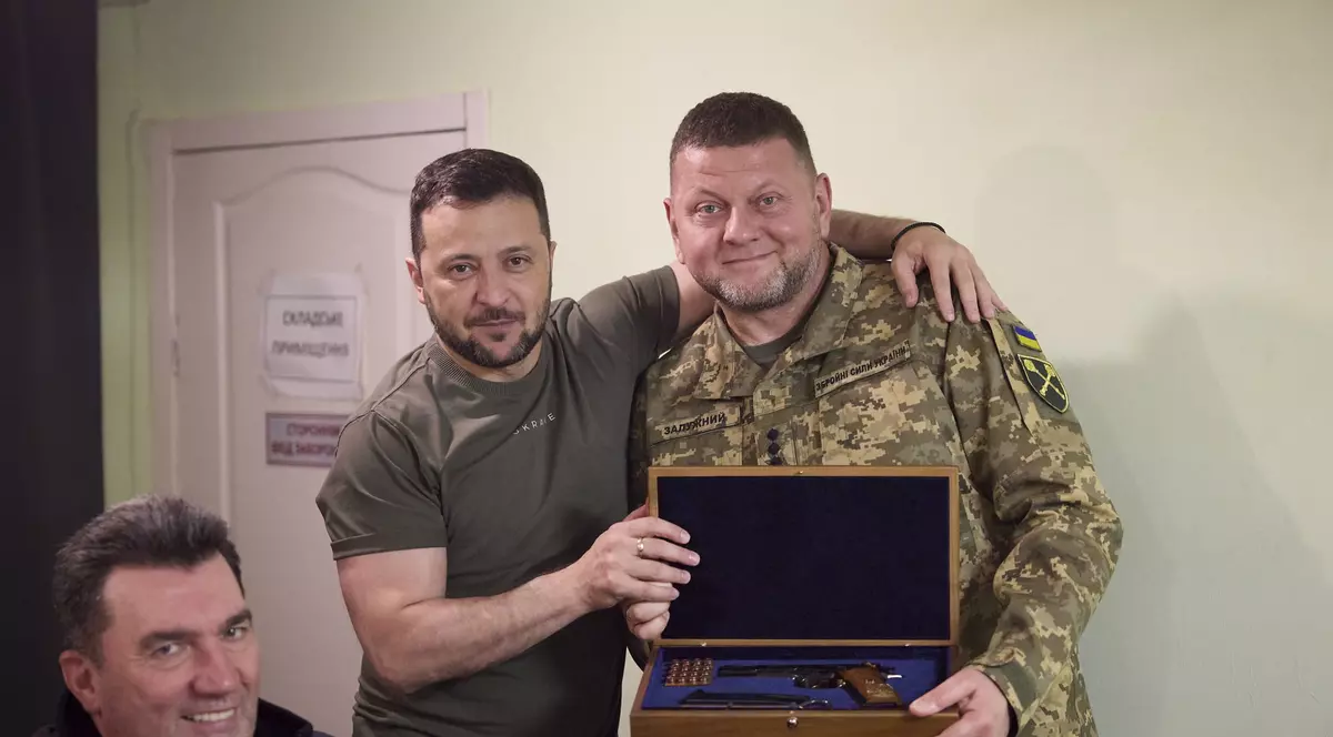 Încrederea ucrainenilor în președintele Volodimir Zelenski s-a redus drastic, arată un sondaj. Armata și generalul Zalujnîi conduc topul