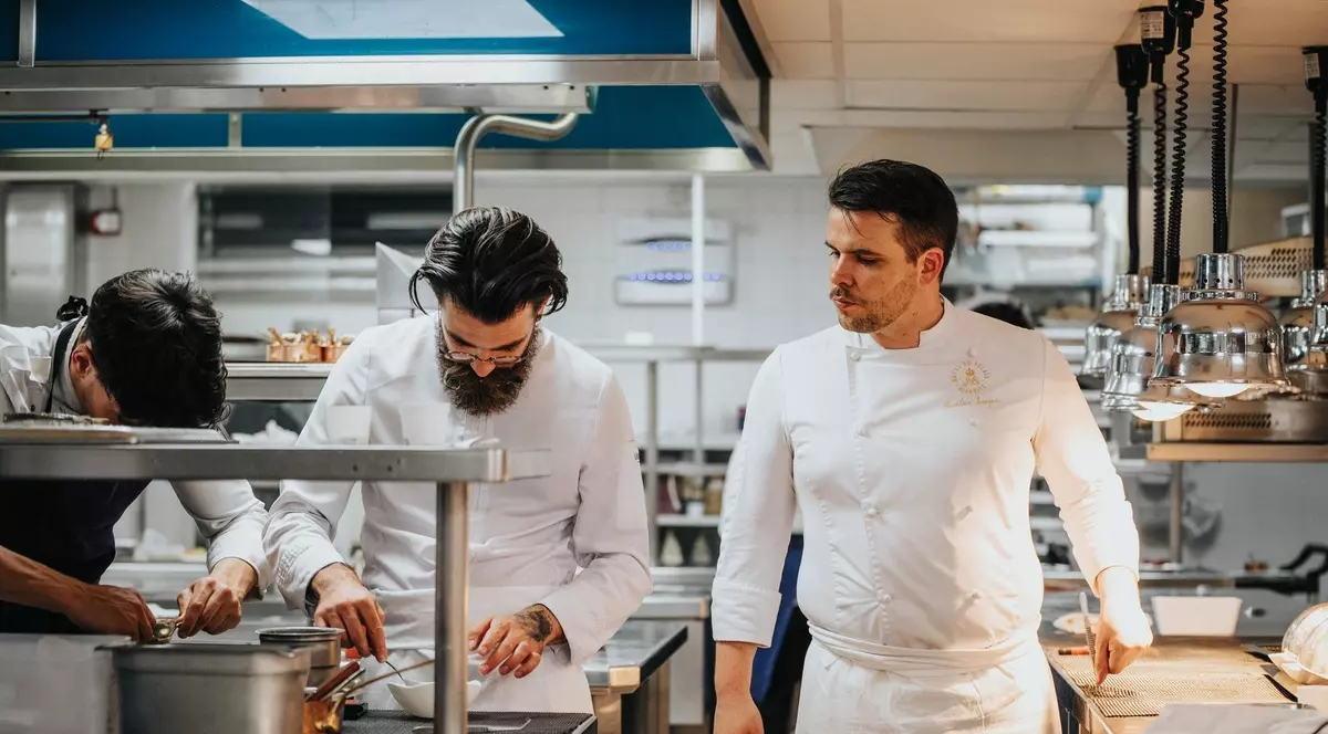 Ritualul bizar de inițiere pentru angajați folosit de cheful unui restaurant cu o stea Michelin din Franța: „Acte umilitoare”