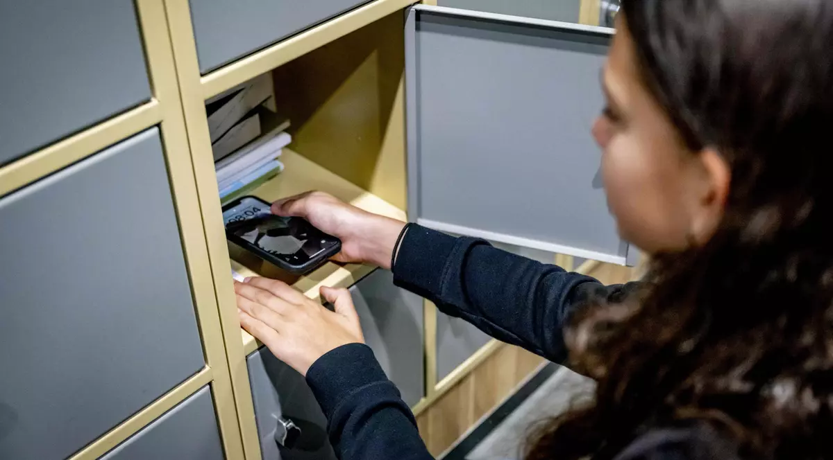 Elevii din Olanda nu vor mai avea voie cu telefoanele mobile în sălile de clasă, din ianuarie 2024. Cum a motivat guvernul interdicția