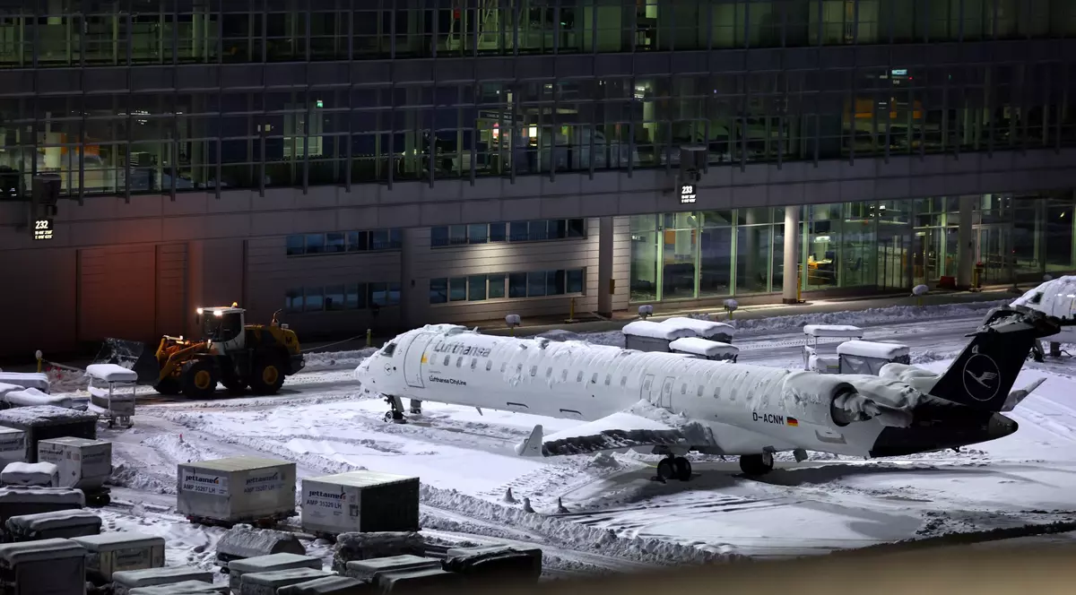 „Eu am fost unul dintre cei daţi jos din avionul în care se afla şi Emil Boc”. Un român descrie haosul de pe aeroportul din München
