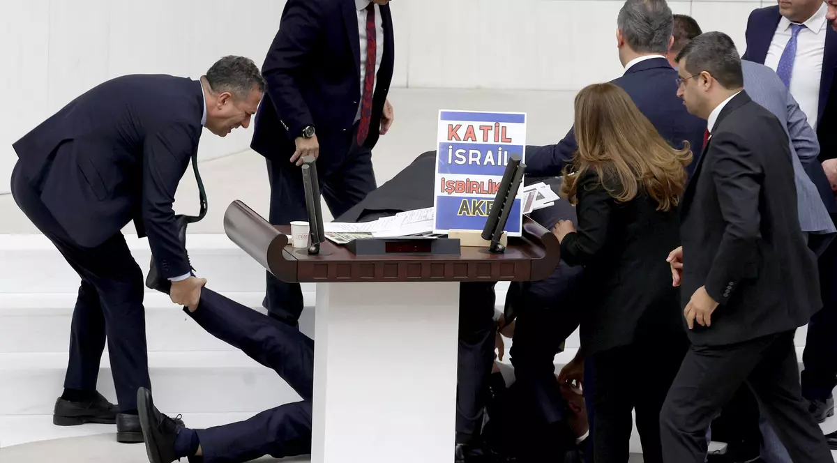 Deputatul turc Hasan Bitmez, care a făcut infarct în parlament în timp ce îl acuza pe Erdogan că este „complicele” Israelului, a murit