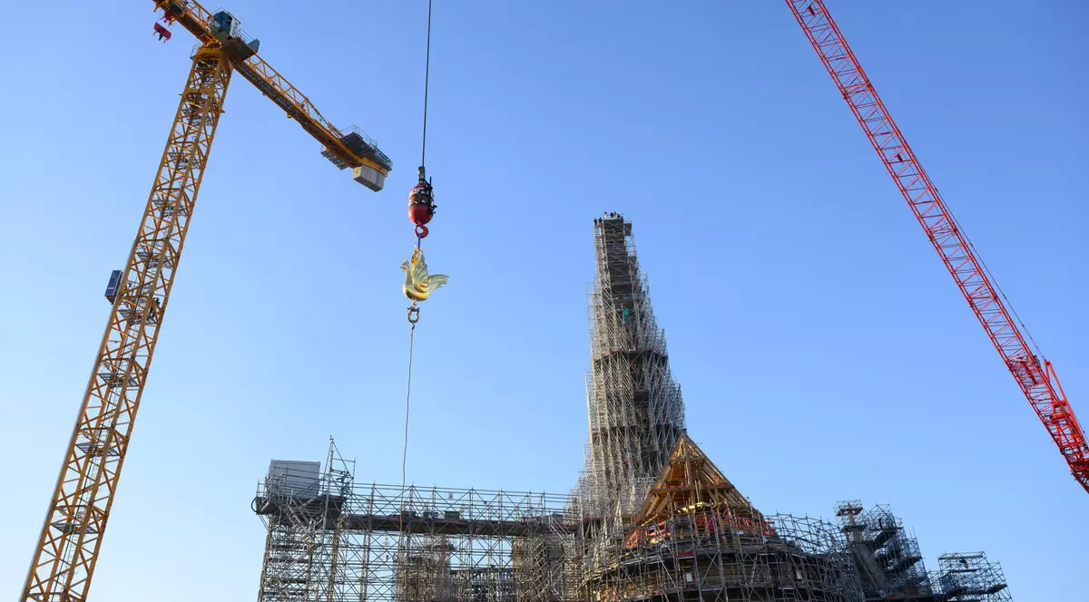 Renovarea catedralei Notre-Dame, în etapa finală. Cocoșul-simbol a fost așezat din nou pe turlă - VIDEO
