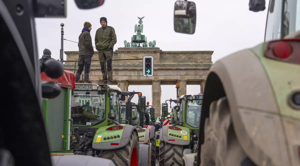 Taxa pe motorină i-a înfuriat pe fermierii germani. Au venit să protesteze cu tractoarele la Berlin, în fața Porții Brandenburg | VIDEO