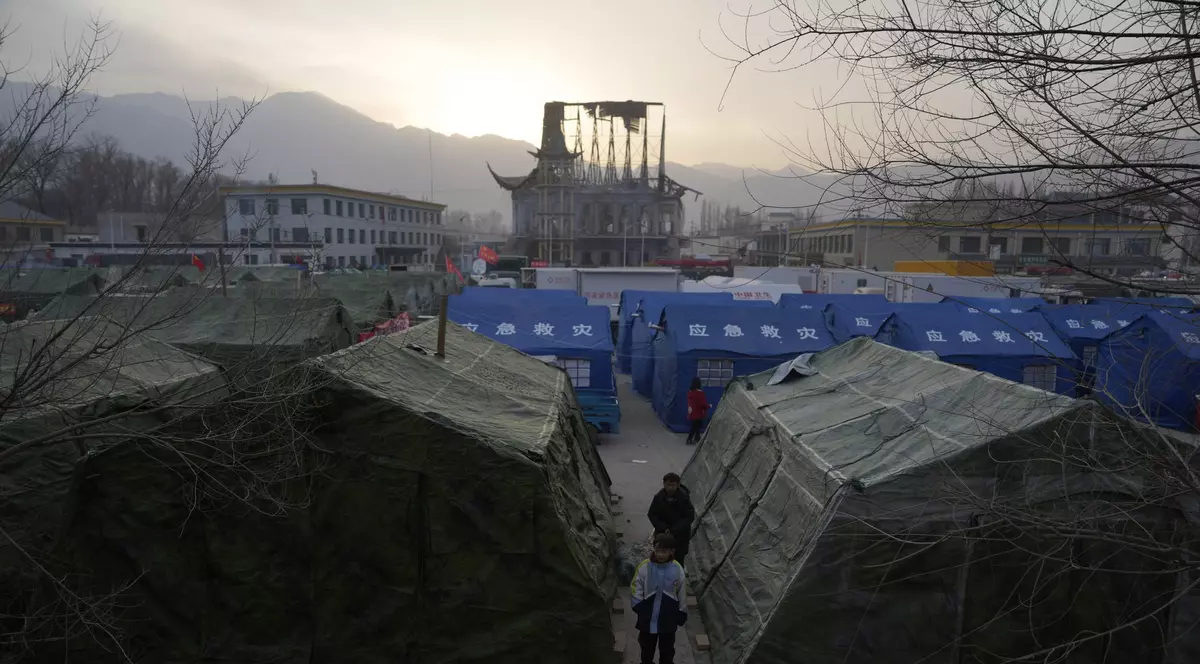 Bilanțul după cutremurul din China a crescut la 131 de morți și aproape 1.000 de răniți. Salvatorii mai caută supraviețuitori, în ciuda frigului