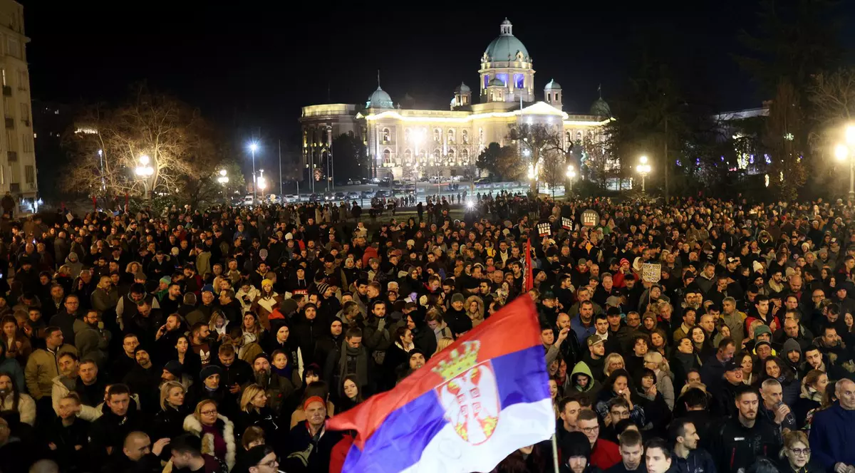 Un nou protest cu mii de oameni în Belgrad. Protestatarii au mărșăluit și spre secția de poliție unde sunt cei reținuți