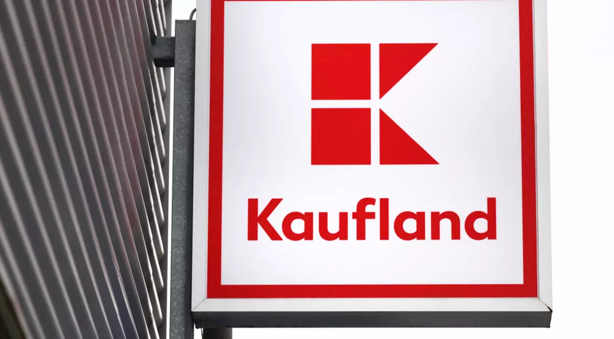 Program Kaufland de Crăciun 2023 - Imagine cu panolul cu logo-ul Kaufland de pe un magazin.