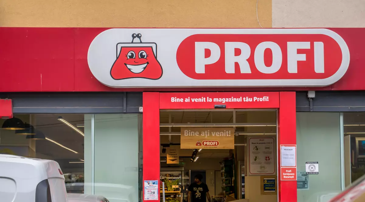 Program Profi de Anul Nou 2024 - Imagine cu intrarea într-un magazin Profi.