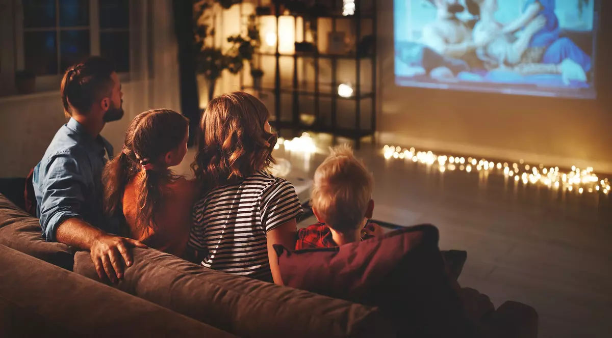 Canalele TV de filme și seriale rezistă în epoca streamingului. Unele chiar bat posturi celebre de știri sau generaliste, care înghit mulți bani publici