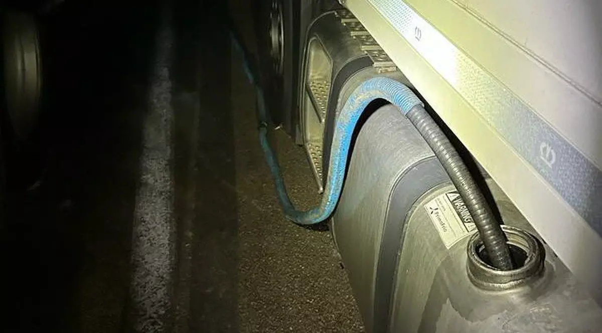 O șoferiță de TIR din România în vârstă de 27 de ani, prinsă când fura cu trei colegi, tot români, motorină din alt camion, într-o parcare din Franța