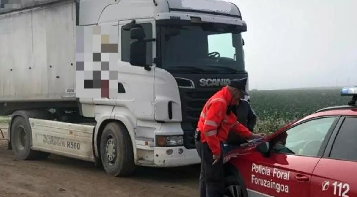 Un șofer român de TIR plecat în cursă în Spania și căutat de câteva zile de patron a fost găsit mort în cabină