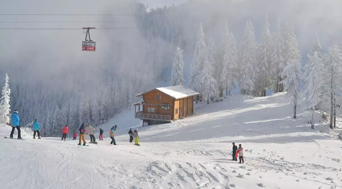 Telecabinele, telegondola și telescaunul din Poiana Brașov au fost oprite din cauza vântului puternic