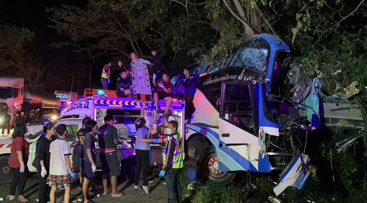15 morți și 31 de răniți într-un autocar ieșit de pe șosea și despicat în două de un copac, în Thailanda